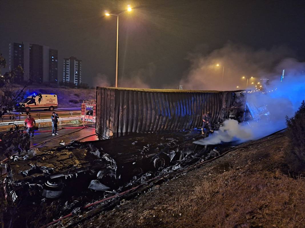 Çarpışan TIR’larda patlama oldu, yangın çıktı: 1 ölü, 1 yaralı 1